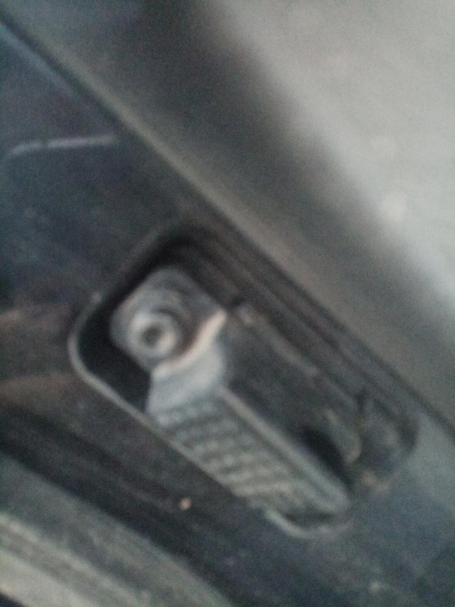 广汽传祺传祺GS4 PLUS 后备箱固定缓冲垫的螺丝生锈了唉，铁的没做防锈