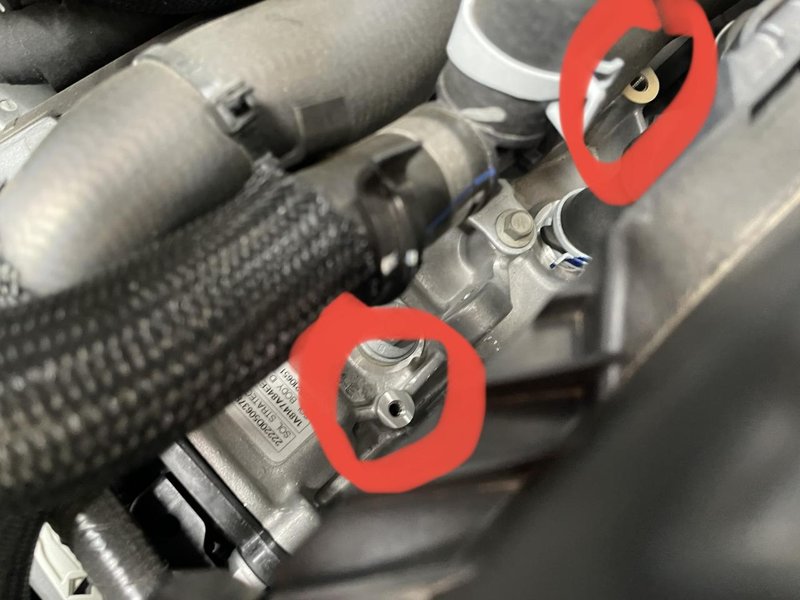 福特锐际 洗车发现电池左下边少了两个螺丝，各位大佬这是出产就没有吗，还是后期松动脱落了