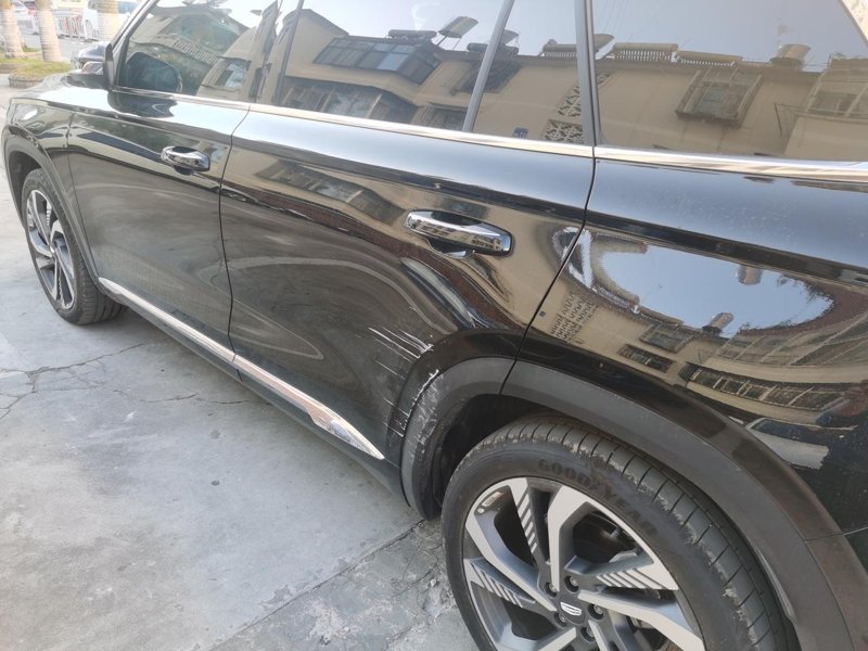 吉利星越L 买了半年的车，今天终于受伤了，左后车门刮墙上了，刮的很深，露出铁板了。请问是要如何处理？局部喷漆，还是整个车