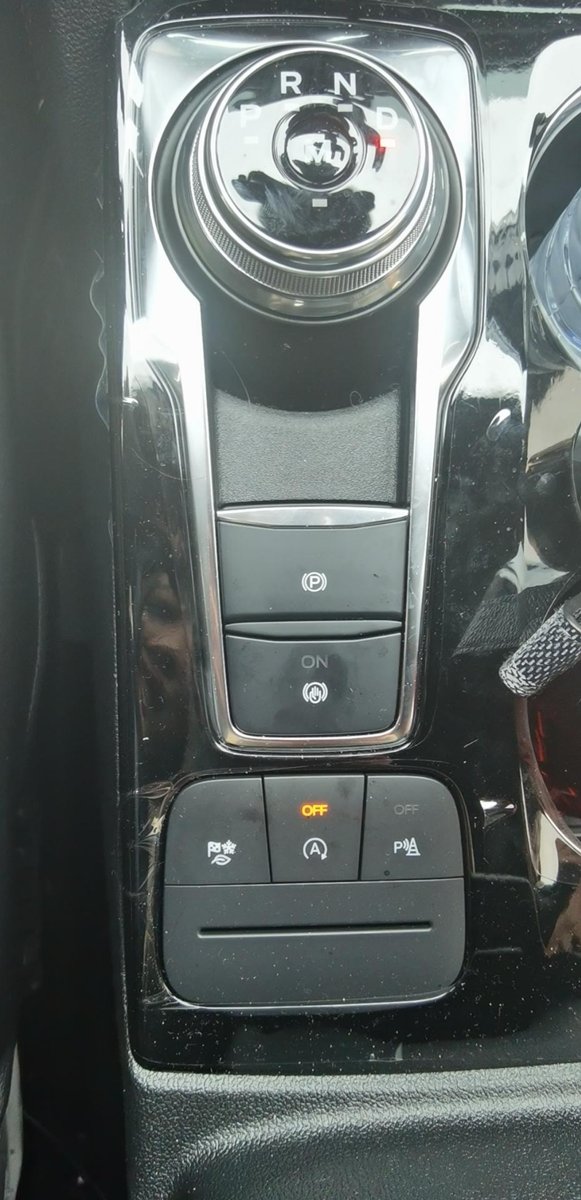 锐际st版本，哪个开关要关闭？新手司机，不是很懂，是关哪个按键？图一还是图二哪个正确？还有等红绿灯要挂空档吗？
