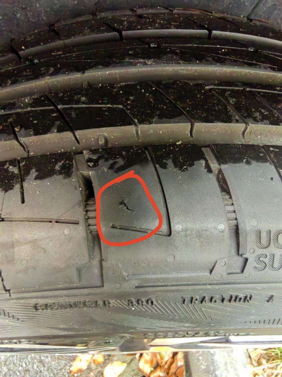 领克06 轮胎上面有个小伤口，这样子需要补胎嘛，会影响安全驾驶嘛，估计压到小石头了压坏了，因为早上的时候这里卡了块小石头