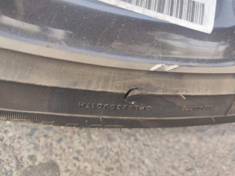 吉利星越L 这个车胎突然看见被刮破了，用换新胎吗，后轮的