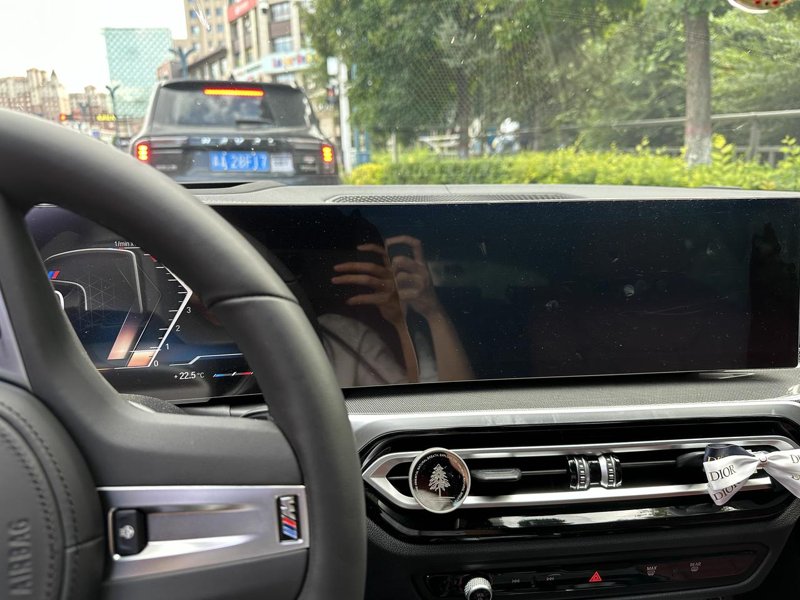 宝马4系 新款ID8大连屏，车机频繁出现黑屏，有没有车主有类似情况？怎么处理的呢？