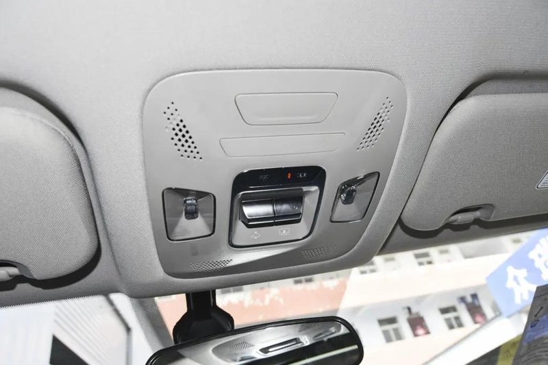 艾瑞泽8中低配装行车记录仪的地方有没有预留有USB接口