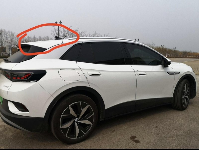 大众ID.4 CROZZ 最近提丐版白色的车顶是白色还是黑色 最近网上看白色车图，有的车顶是白色，有的是黑色，在