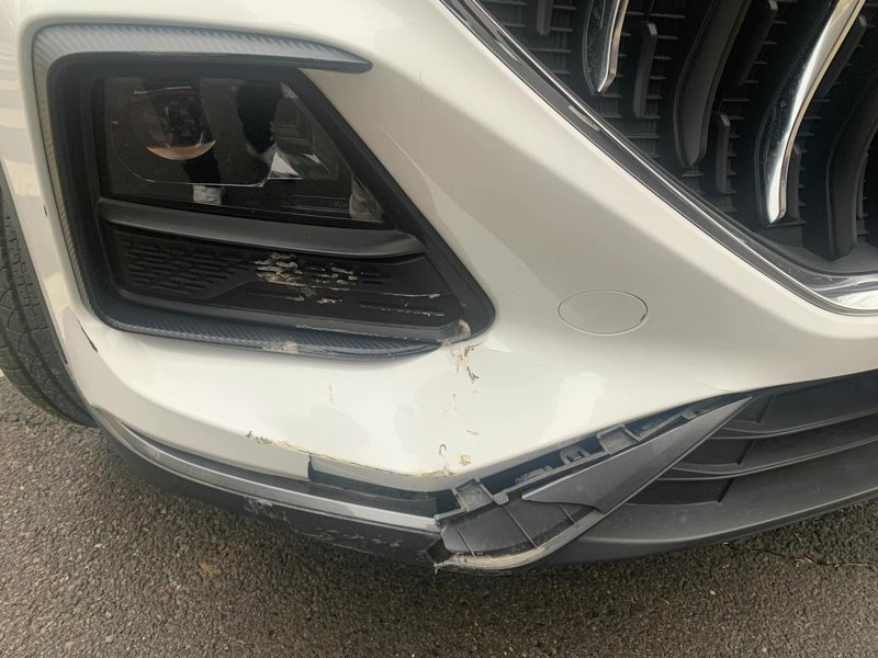 长安欧尚X5 这里撞了。车头下面底盘那有个塑料板有点出来了那是干用的。还能走高速吗
