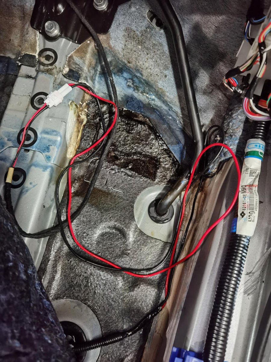 丰田皇冠陆放 4S加装的电动踏板，导致空调冷凝水管这边漏水，后期会有啥影响？图片是去店里后店里后复位了，但是副驾这边