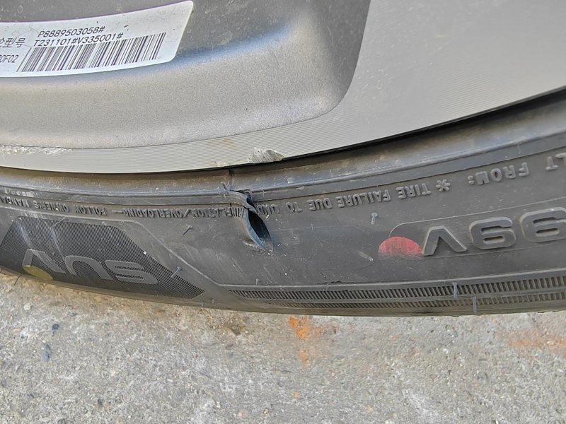 吉利星越L 后轮轮胎刮路沿了，这种情况需不需要换轮胎。