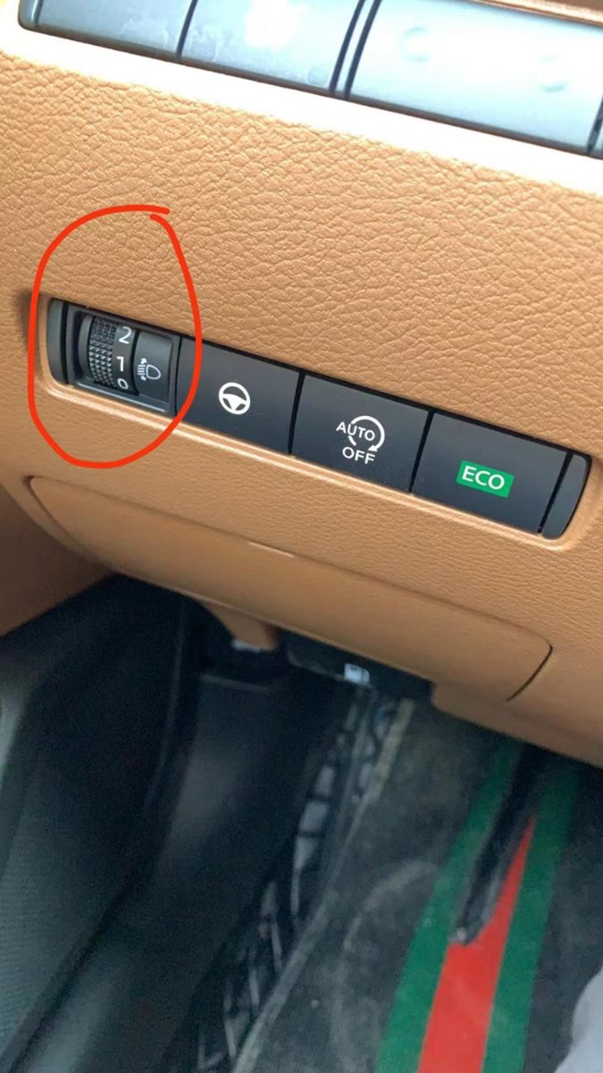 各位车友 你们22款天籁优享方向盘左下角有那个手动调节大灯按钮吗?