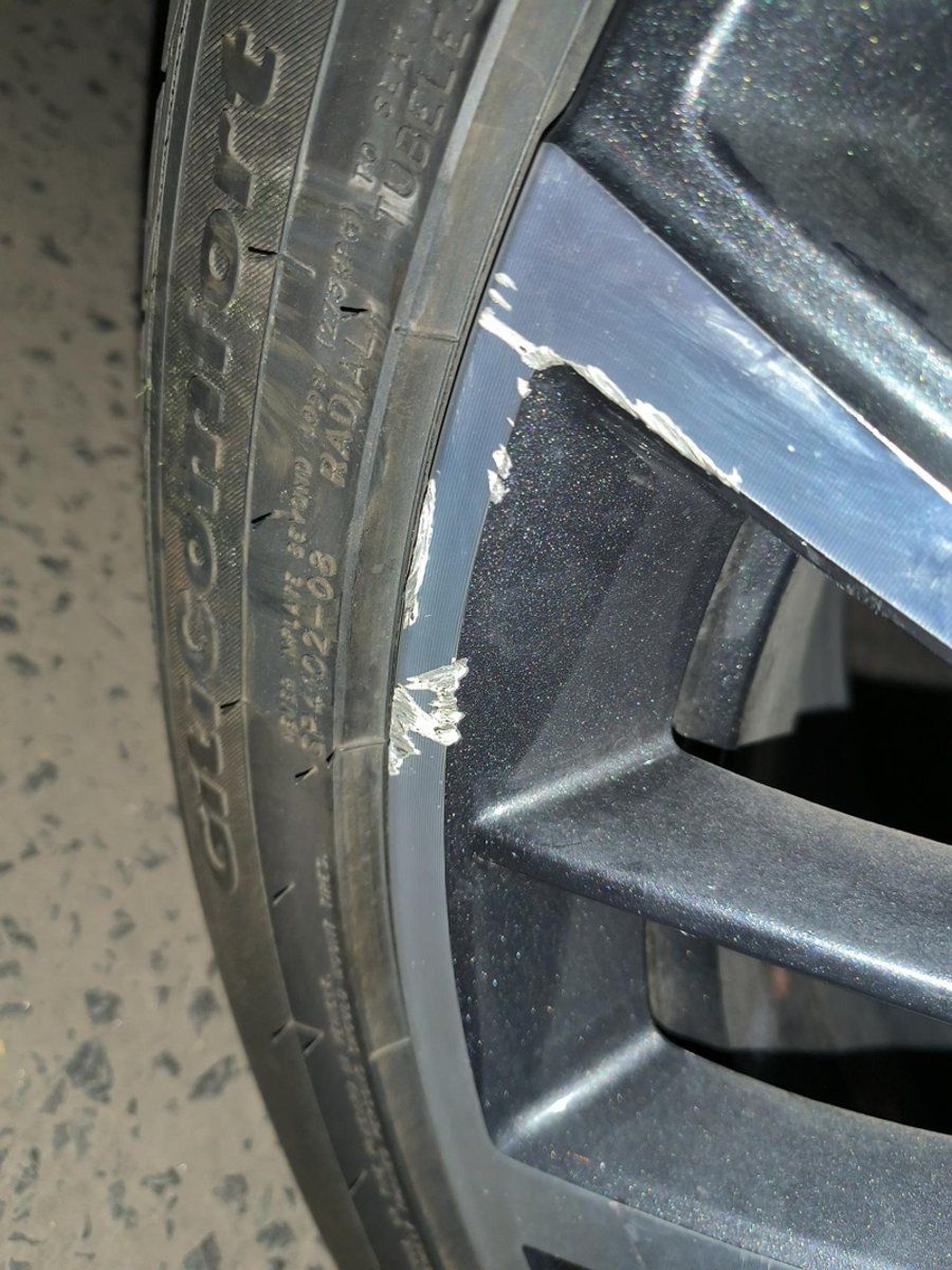 奇瑞艾瑞泽8 提车刚满月倒车的时候刮马路牙子上了，这种程度还能修复吗，还是换轮毂，艾8一个轮毂大概多少钱