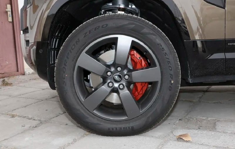 路虎卫士 23.5款110X外观科尔巴阡灰是出厂自带哑光车衣吗 轮毂是固定的五幅暗灰色轮毂?