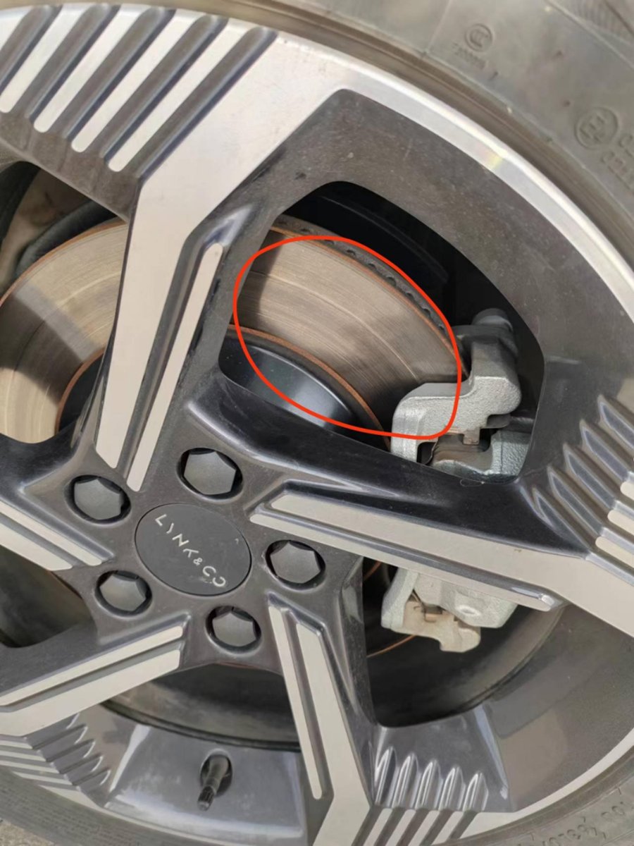 领克06 有谁知道这个刹车盘有凹槽是什么情况，有没有问题，是不是需要去维修下