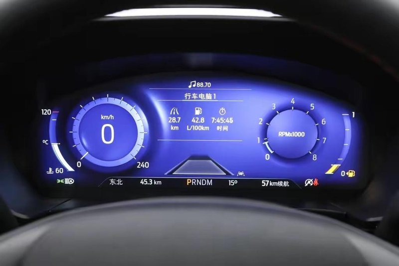 福特锐际的仪表屏幕，其中转数表和速度表能调换位置吗