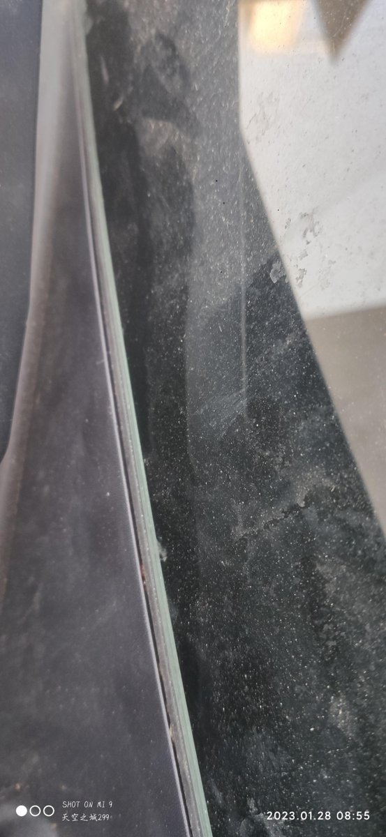 奇瑞艾瑞泽8 前挡风玻璃下面接合处五分之一裂开了一条缝，其他地方都还贴合着，看里面都进泥沙了有没有什么影响