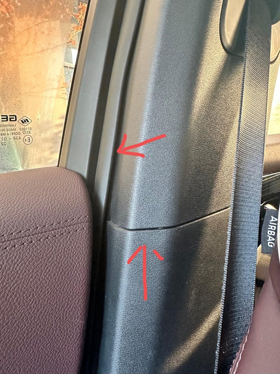 吉利星越L 副驾安全带的塑料件松了，应该是下车的时候人靠在上面挤的，图二主驾驶那边是好的，两边对比很明显，看塑料件里面有