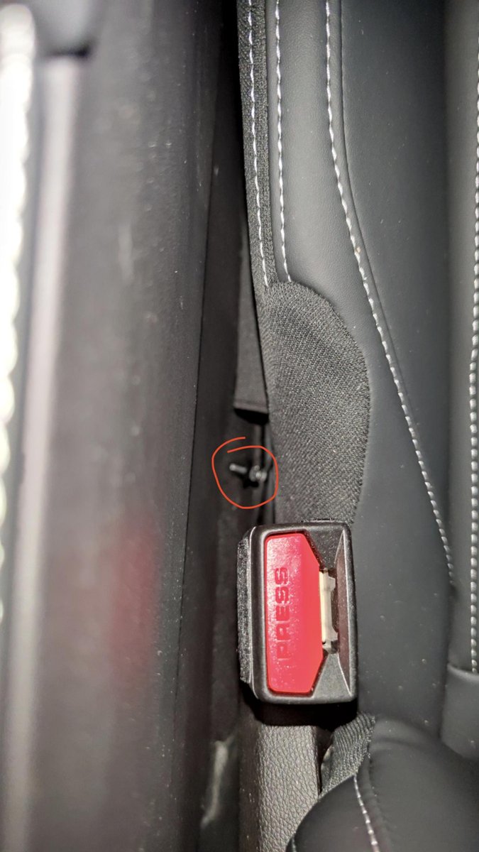 奇瑞艾瑞泽8 这是什么 副驾座椅挨着扶手箱的缝隙里面，有一根电线，线上还有个卡扣