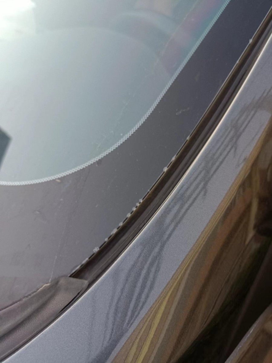 长安欧尚X5 洗车发现前挡风玻璃有泡，用手摸不到伤痕，是在里面