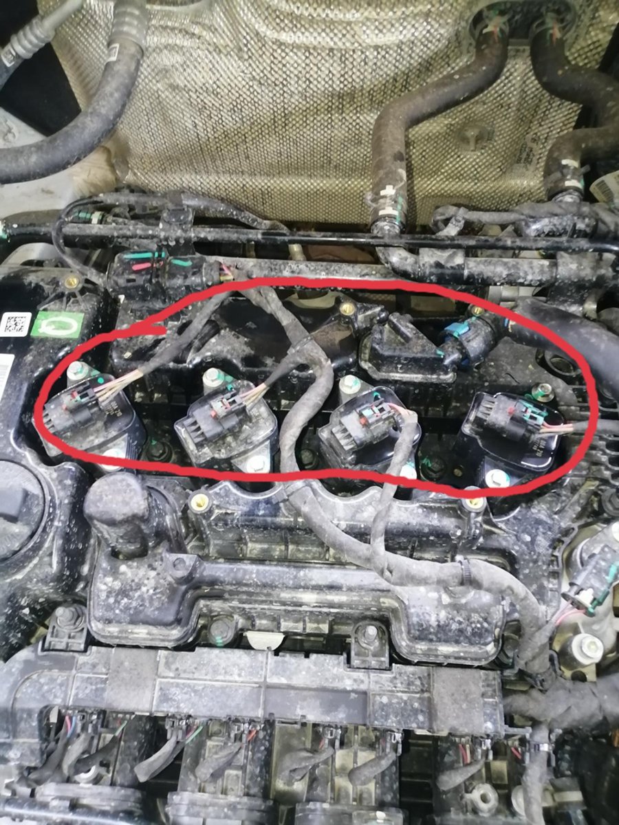 奇瑞瑞虎5x 提车半年发动机这漏油了，怎么回事？