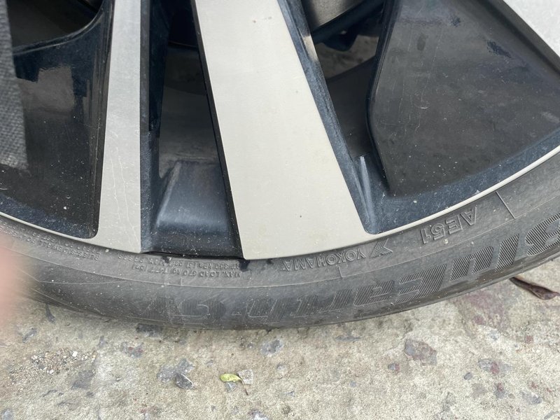 日产天籁 轮胎坏了一个，刚到一万公里 ，就准备换一个。你们从哪换的原车优科豪马AE51花纹的胎，我看京东写的ae51b 
