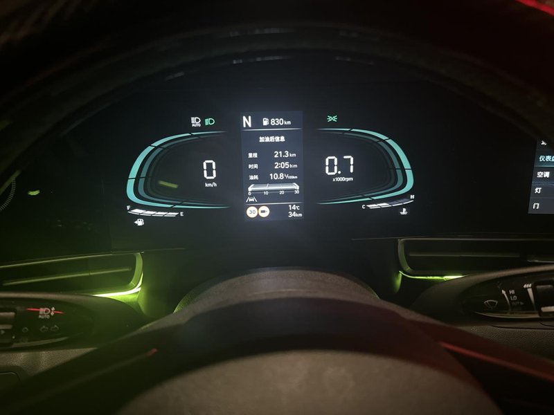 现代伊兰特 刚买2023尊贵版 为什么打方向灯 没有显示器，之前去试车 左右打方向灯有显示器
