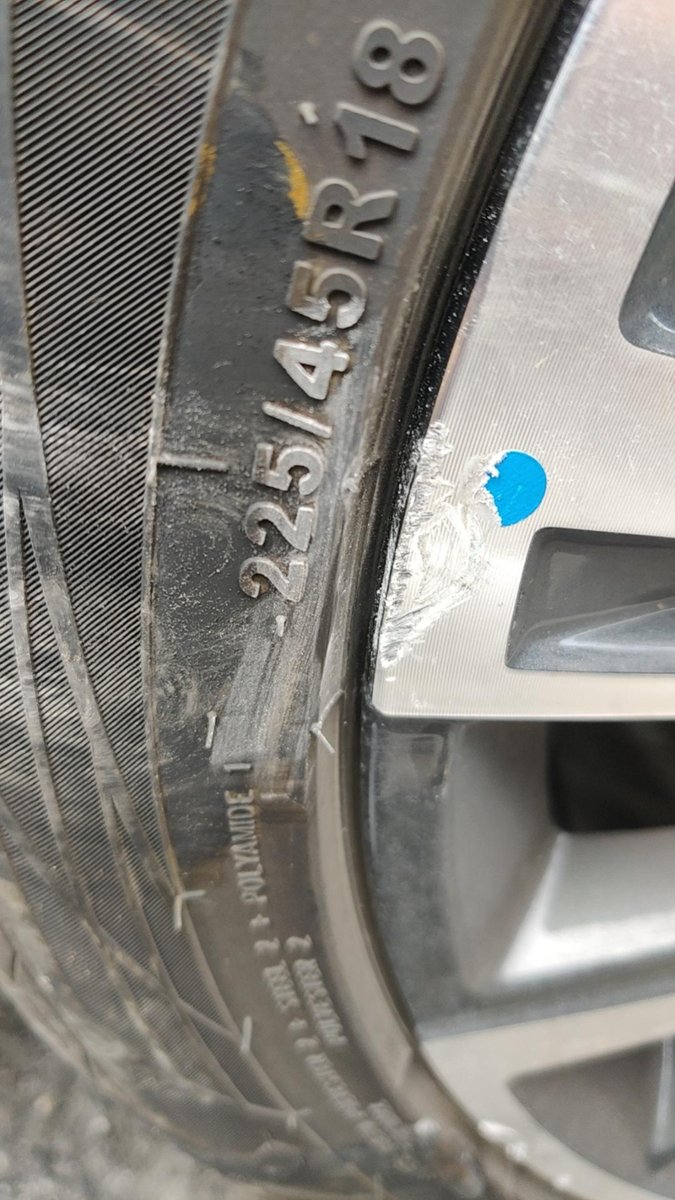 奇瑞艾瑞泽8 前辈帮看这个有没有必要换？轮毂刮了，轮胎外面破了一大块皮，为了省6快停车费。唉，换个轮毂