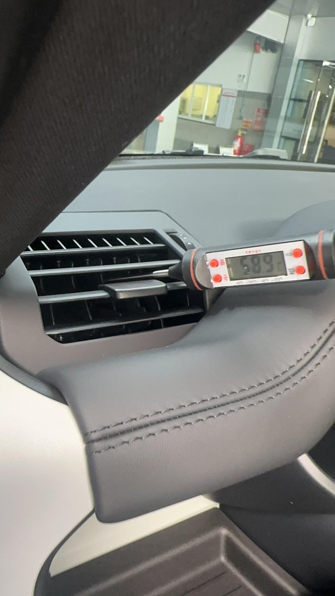 路虎卫士 8.31号提的110XS版新车 在开着AC的情况下把空调温度设置成25度后 出风口出的风是热风 去4s店说的