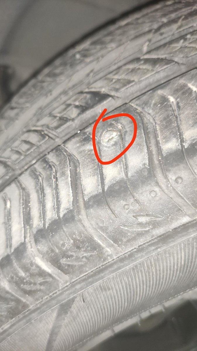 奇瑞瑞虎5x 驾驶室这边的轮胎被一个一厘米长的螺丝扎到胎纹了，扎进去有7-8mm，拔出来了几天没漏气，上了二三十公里高速