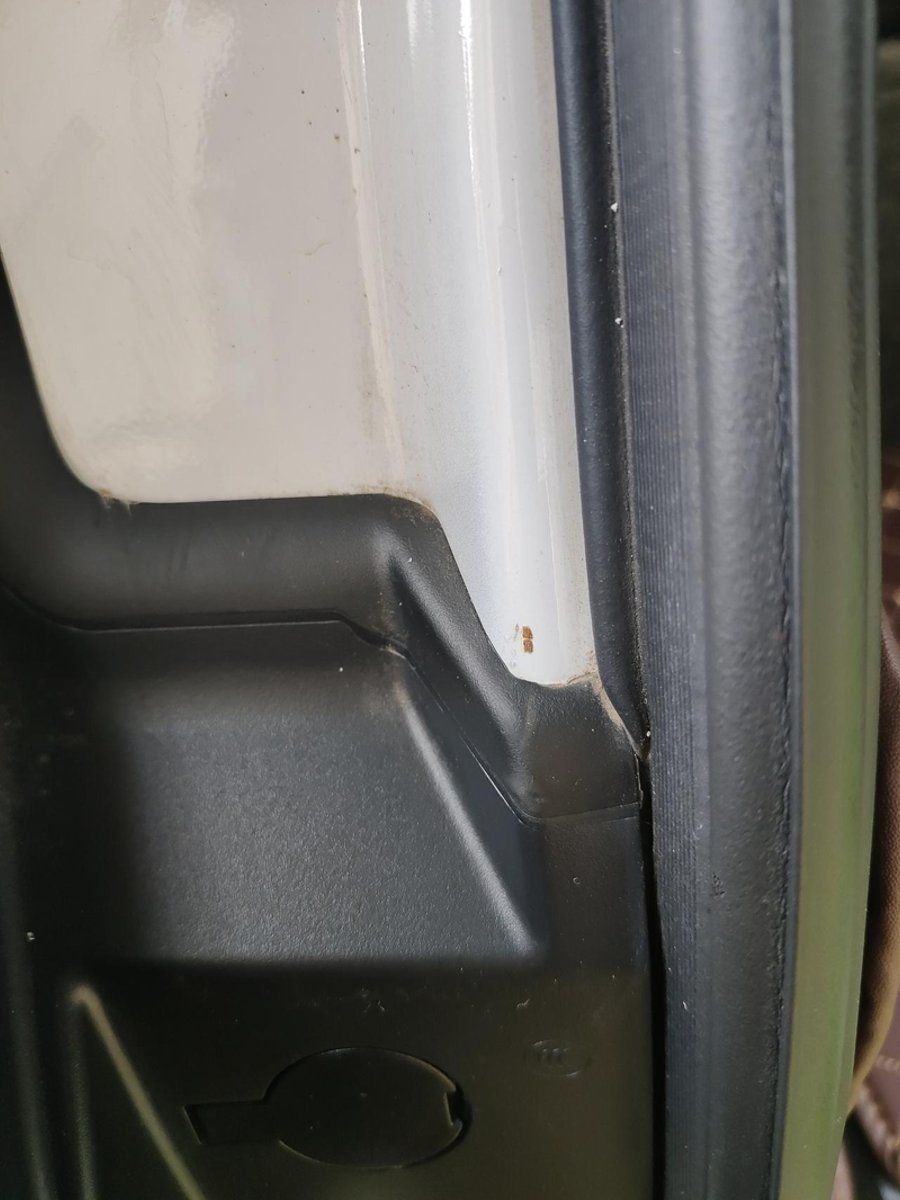 奇瑞瑞虎7 PLUS 提车的时候没注意看，买了后门密封胶贴的时候老婆发现的，怎么办？会不会锈穿