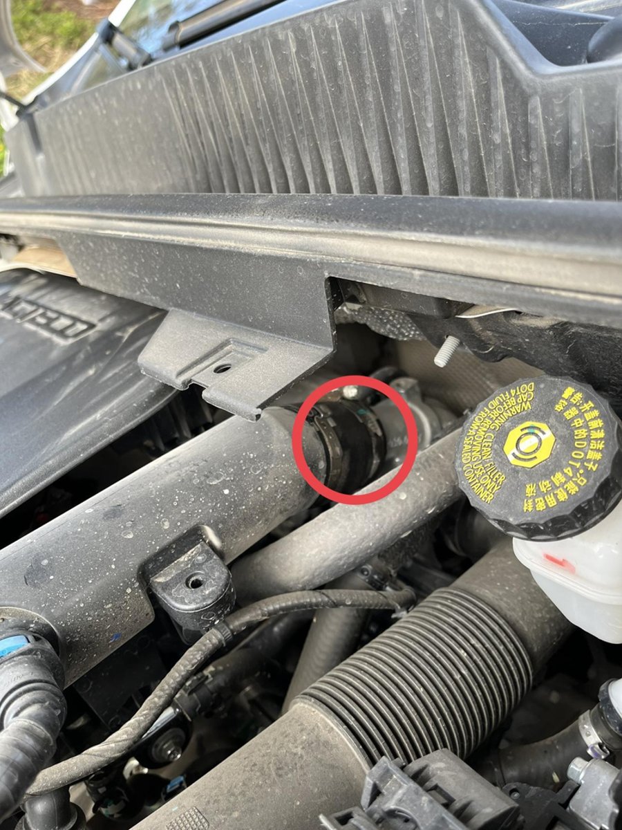 奇瑞艾瑞泽5 PLUS 发动机右边这根管子有油渍，是不是漏油了啊，各位车友有没有这个现象