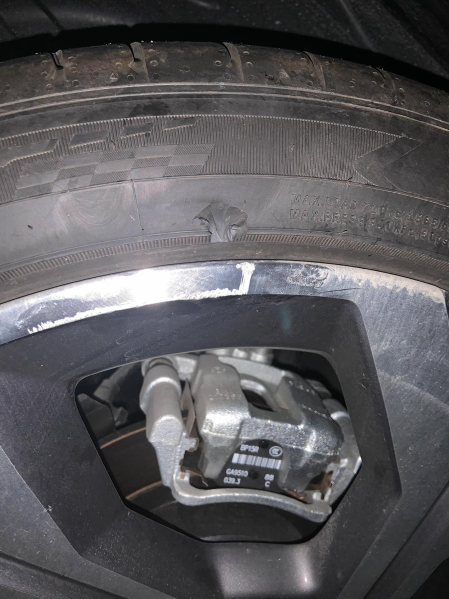 领克06 2个后轮毂都刮了，其中一个轮胎皮掉了一块，胎压正常，需要搞一下么？