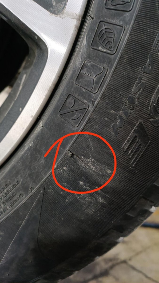 福特锐际 今天保养发现轮胎磕掉了一小块，看上去长一厘米，宽几毫米吧。这种是不是正常开不用管