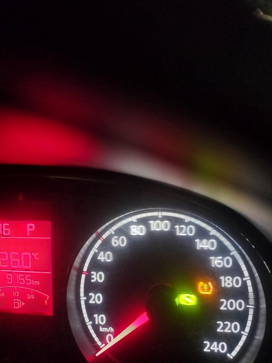 捷达VA3 大家好，我的车迈速表上的黄灯亮了，是咋回事，我该怎么办，拜托拜托