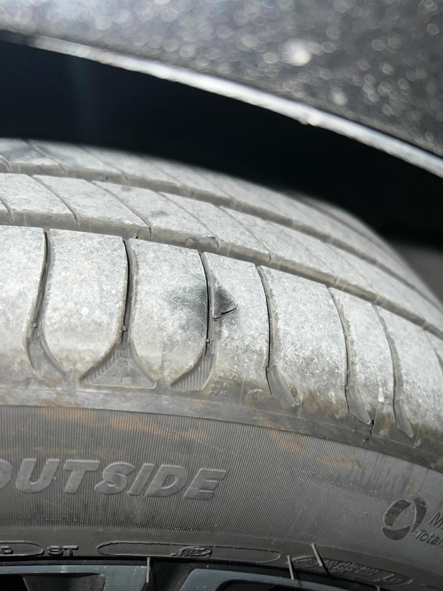 沃尔沃S90 轮胎划破了个口子，有问题吗？[捂脸]