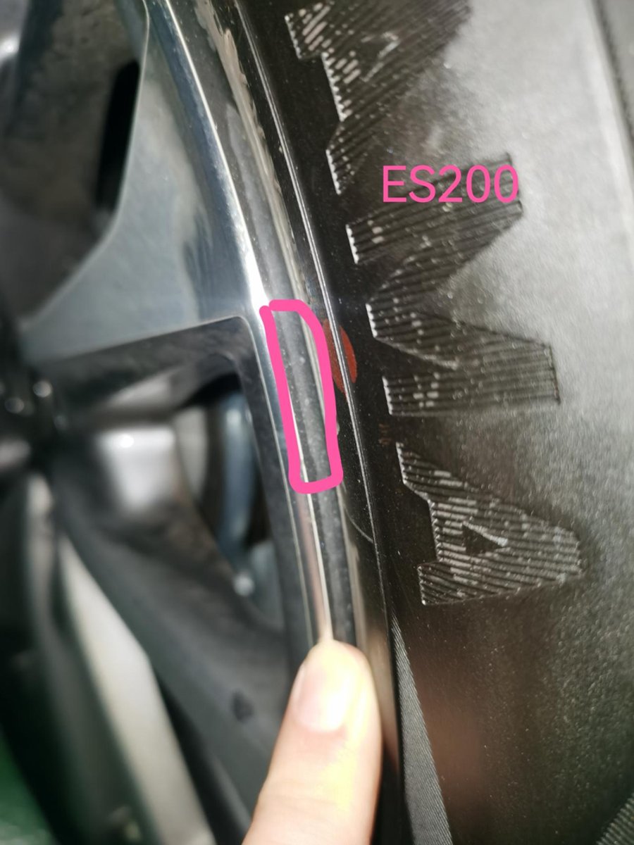 雷克萨斯ES 雷克萨斯es，发现车门缝隙比较大（对比之前开的其他合资牌子），轮胎对比轮毂不饱满，不知道这个是正常吗？
