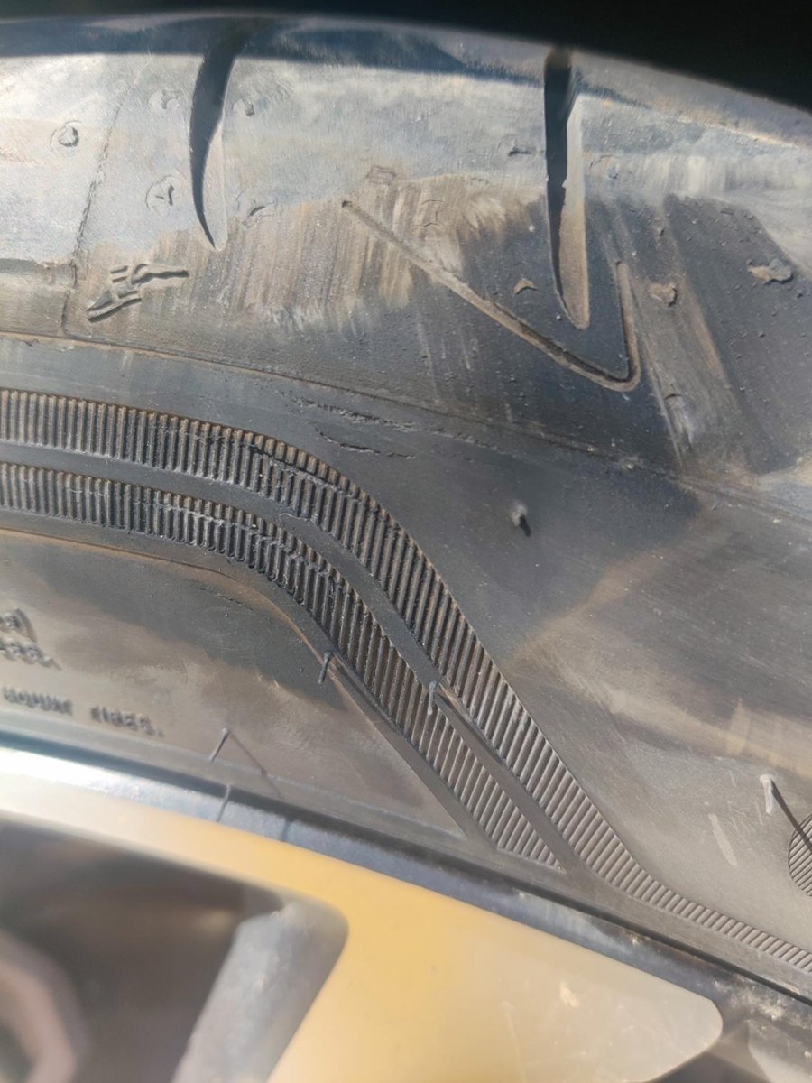 吉利星越L 后轮胎擦了一下马路牙子，表面有几道不深的小裂缝，车友们，需要换胎吗？