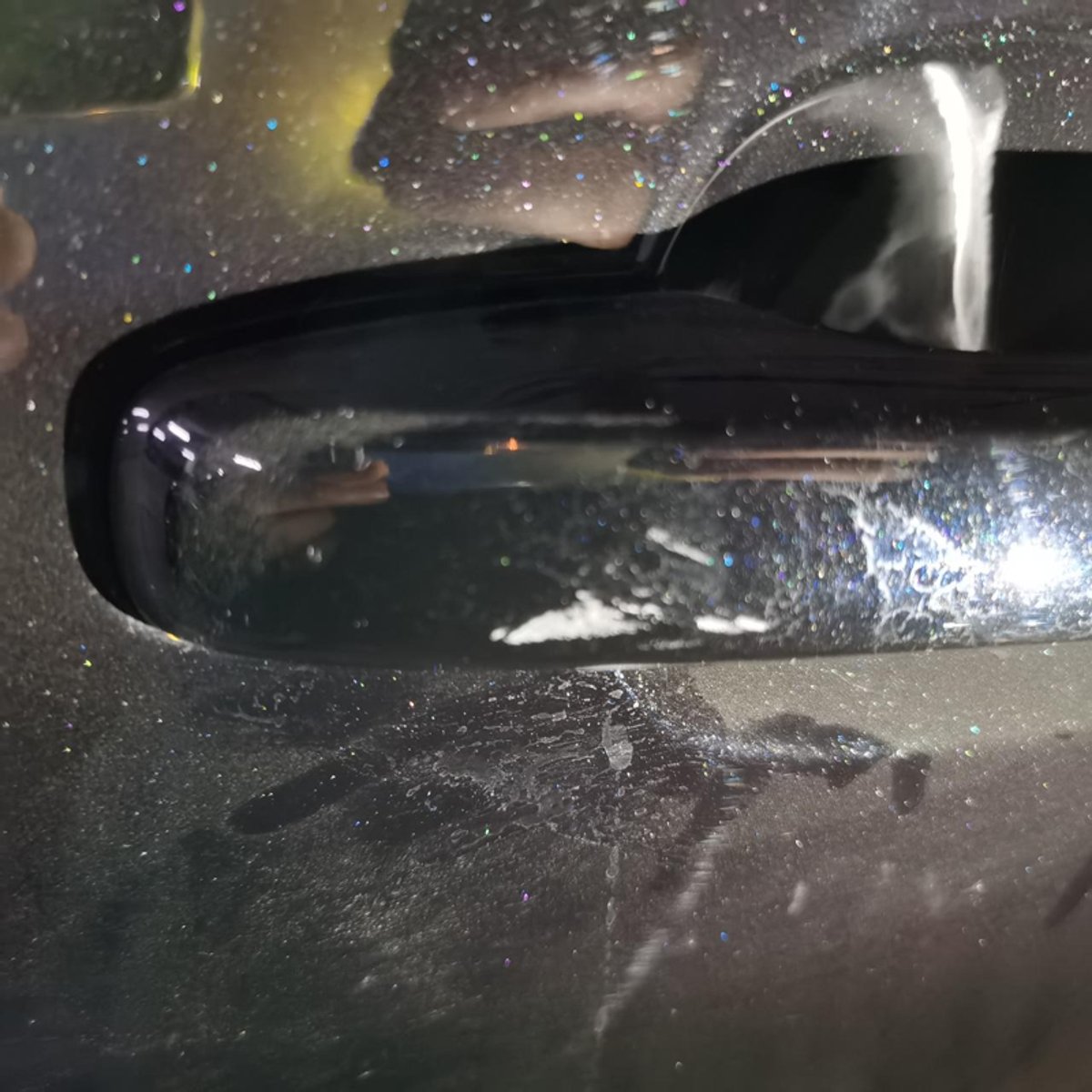 沃尔沃XC60 车停小区车库两周，今早发现左后车门把手被碰掉了挺大一块漆，车库监控只能看到车头位置，后面那边看不到。车友
