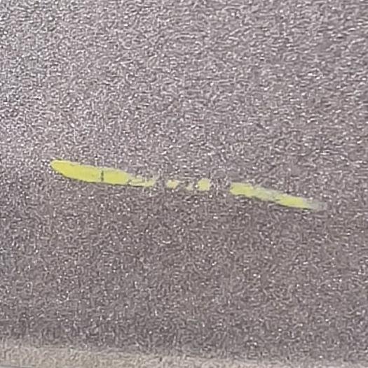 吉利星越L 提车半个月第一次洗车发现黄色道，是什么东西？ 在副驾一侧塑料保险杠上，只发现这一道黄色的。摸起来与旁边