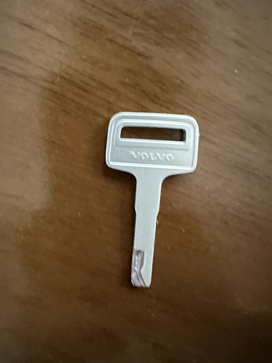 请问沃尔沃S90买车时候送的这个钥匙是干嘛的，昨天拿了这个钥匙竟然开不开门，仔细一对比，和电动钥匙里的机械钥匙纹路不一样