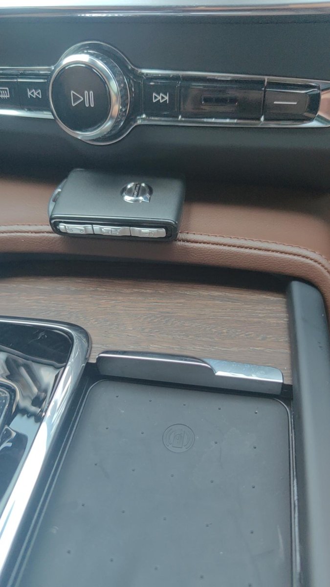 沃尔沃S90 身份证掉进扶手箱盖板里面了怎么办