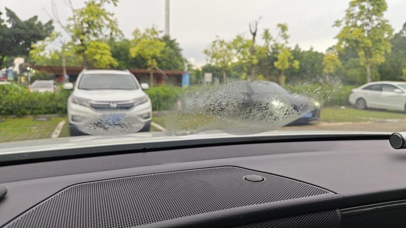雷克萨斯ES300h,前挡风玻璃空调口漏风导致外面玻璃结水珠，这是什么原因引起了？