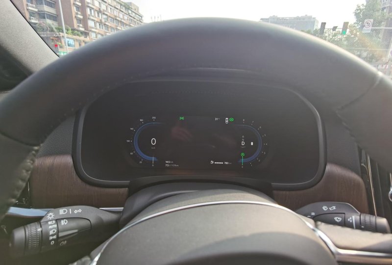 沃尔沃S90 有没有遇到车子自动升级系统后，中控屏无法开机的情况，就是车机系统不能启动。重新发动车子或长按home