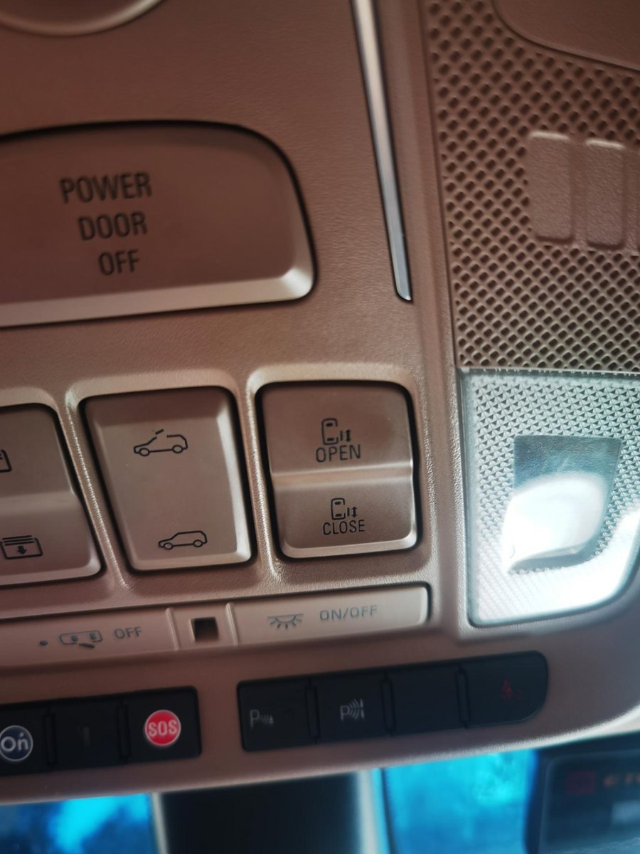 别克GL8 18款ES旗舰版，这个开关操作电动门正常，车门里外拉手开关经常不开也不关。电尾门也是，经常按下关闭没反应。