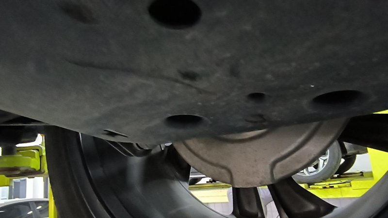 吉利星越L 右边轮胎避震，下面的护板不知道怎么裂开了，需要更换吗？