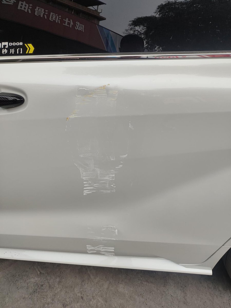 丰田赛那 车门被剐蹭了，修理厂钣金修复收费要400，说车门是铝合金的，丰田这么厚道了吗？不是，谁知道的