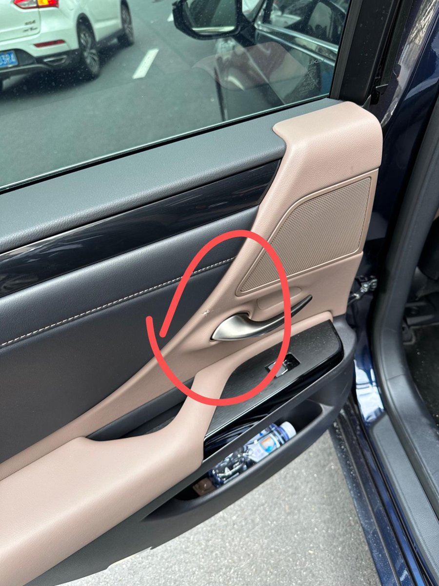 雷克萨斯ES 车内门板内饰蒙皮擦坏了怎么处理？ 请问各位车友，装安全座椅把门板的蒙皮撞了一个小口，如下图所示。4s店说