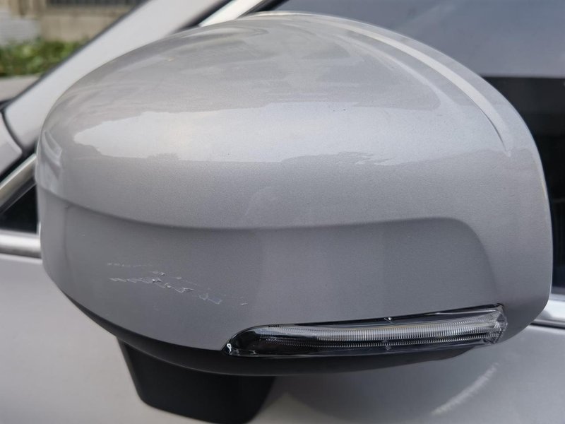 沃尔沃XC60 外出一周，车停在车位里，左后视镜背面被刮蹭掉漆了。修复这个划痕4s大概要多少钱呀？