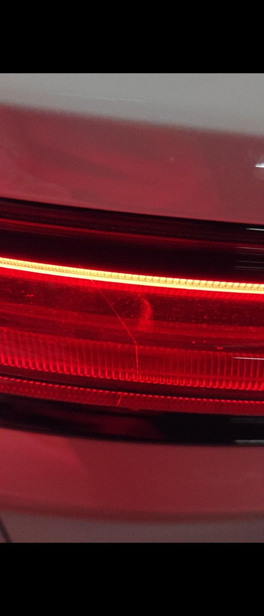 保时捷Cayenne 新款卡宴车主们，看下你们的后尾灯有没有这种裂痕，这是正常的吗