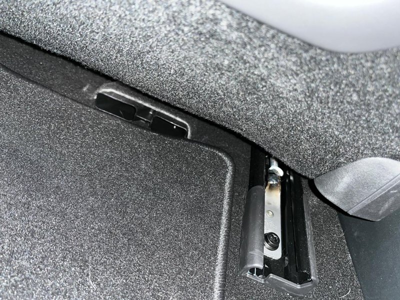 极氪ZEEKR 001 极氪001主驾座椅下面有明显焊接痕迹，还有白胶，这是正常的么