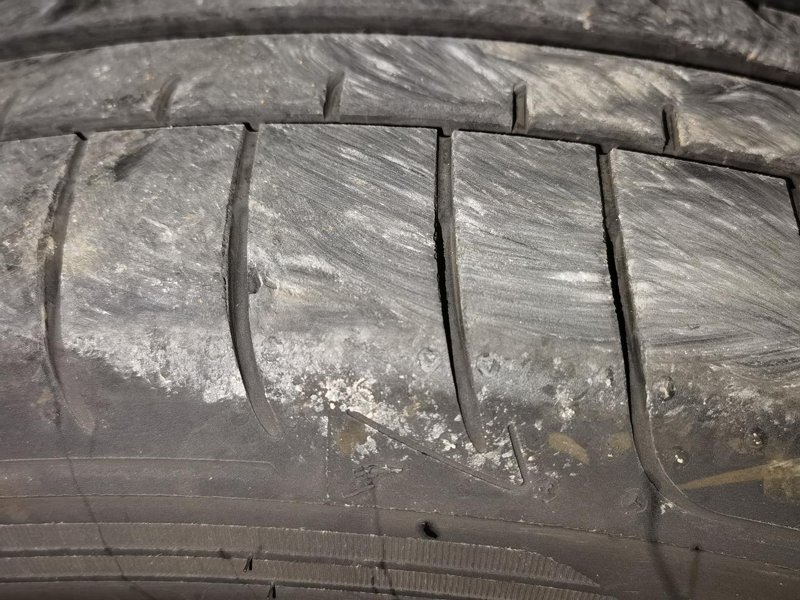 星越L这轮胎这么脆弱吗？跟地面接触的面上竟然掉了一块角儿，才刚1888km啊。 是这轮胎太软，不耐磨吗？