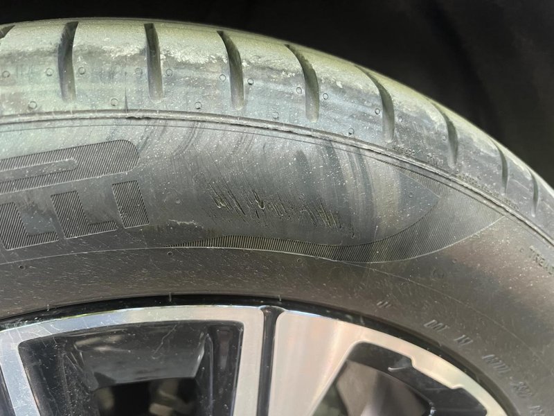 沃尔沃XC60 停车刮到马路牙子了，轮胎被刮破了点，有没有危险啊，要换胎么[捂脸]